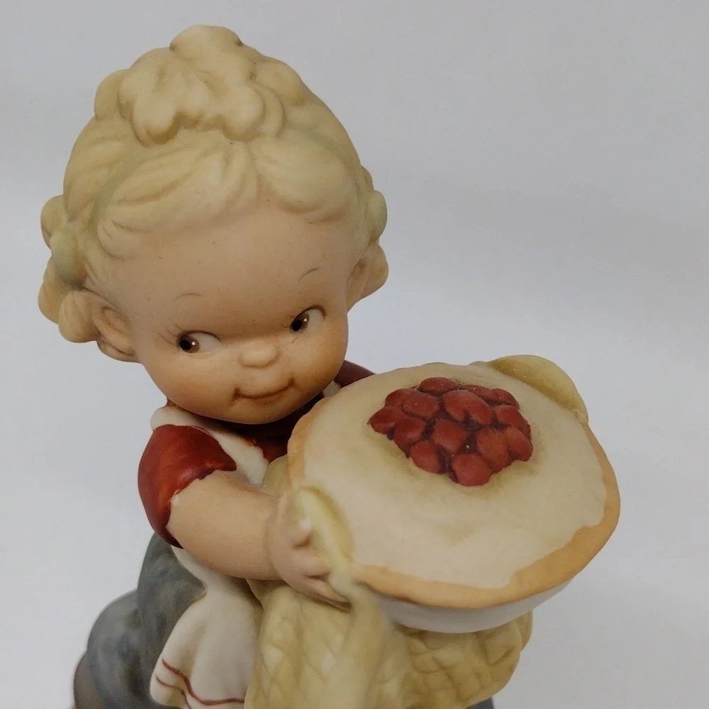 Vintage Enesco Special Edition 1989 Girl with Pie Porcelain‎ Figurine